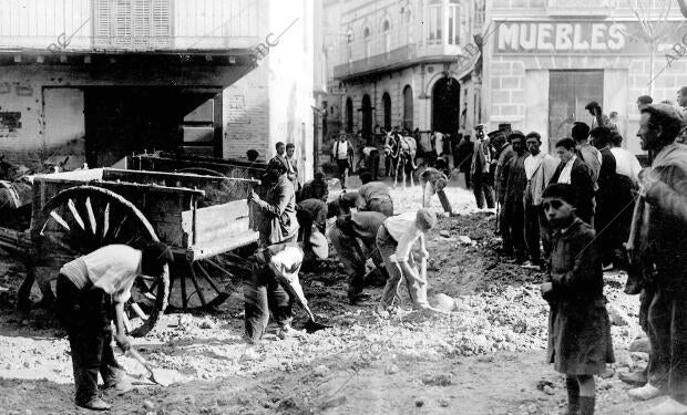 Los Obreros Limpiando las Calles de las Piedras y arena que en ellas Depositó el...