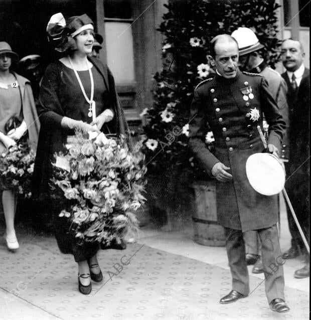 La Infanta doña Beatriz (2) al salir de la estación del Ferrocarril