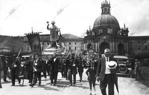 La solemne procesión de san Ignacio, al salir del Templo