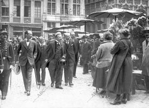 El embajador Español, Marqués de Villalobar (1), con el Alcalde, Mr. de Max (2),...