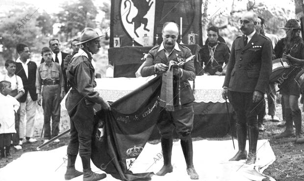 Imposición de la medalla de la constancia A la bandera de Los "Boy Scouts"...