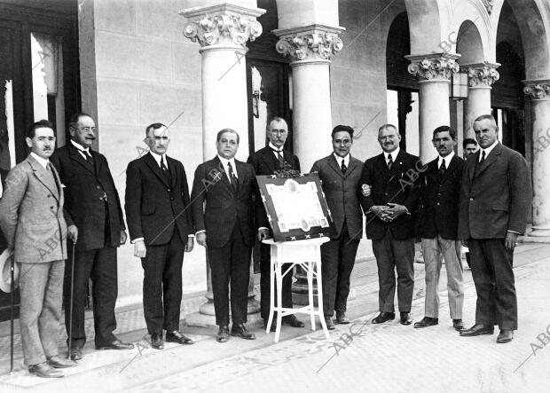 Santander - homenaje al Rey - la comisión de puerto rico Presidida por el Sr....