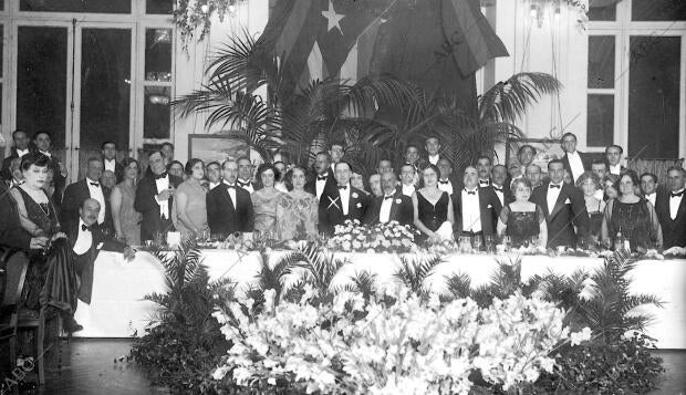 El ministro de Cuba Sr. García Kohly (X) en el banquete homenaje que Fue...