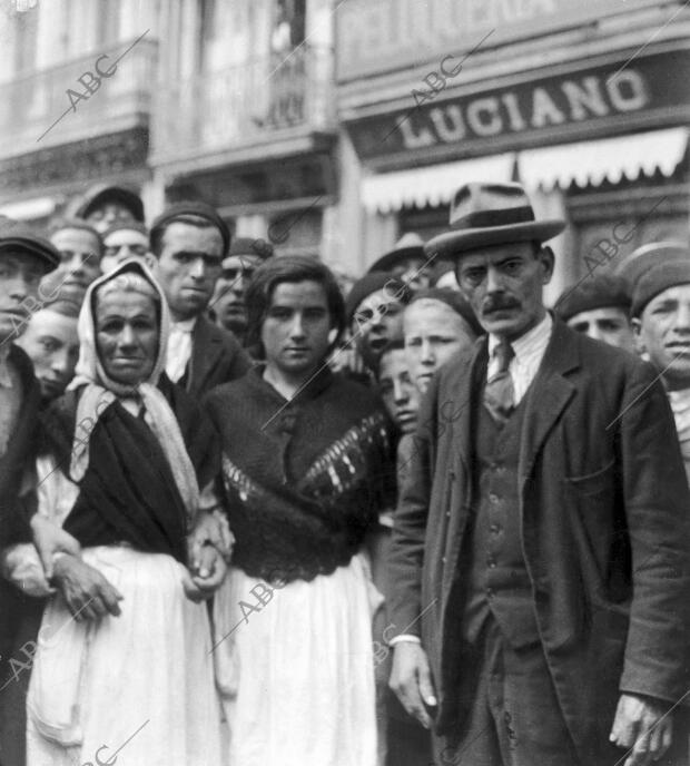 La Madre (1) y la Hermana (2) del cabo Sánchez barroso Rodeadas del Pueblo, al...