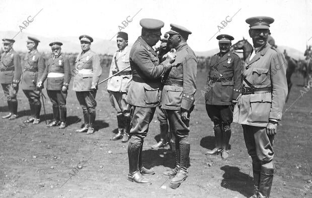 El comandante General, Sr. Marzo, Imponiendo la medalla militar al capitán de la...