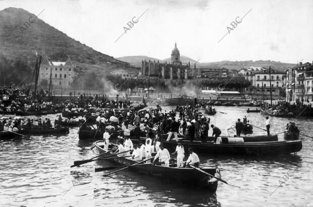 Pintoresco aspecto del puerto durante los Festejos Náuticos Celebrados el día 4...