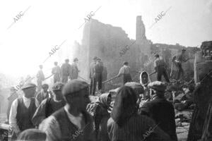 (Soria) pueblo Destruido por las Llamas- aspecto del caserío de Covaleda después...