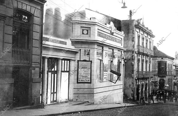 Aspecto de la fachada del Teatro destruido por las llamas