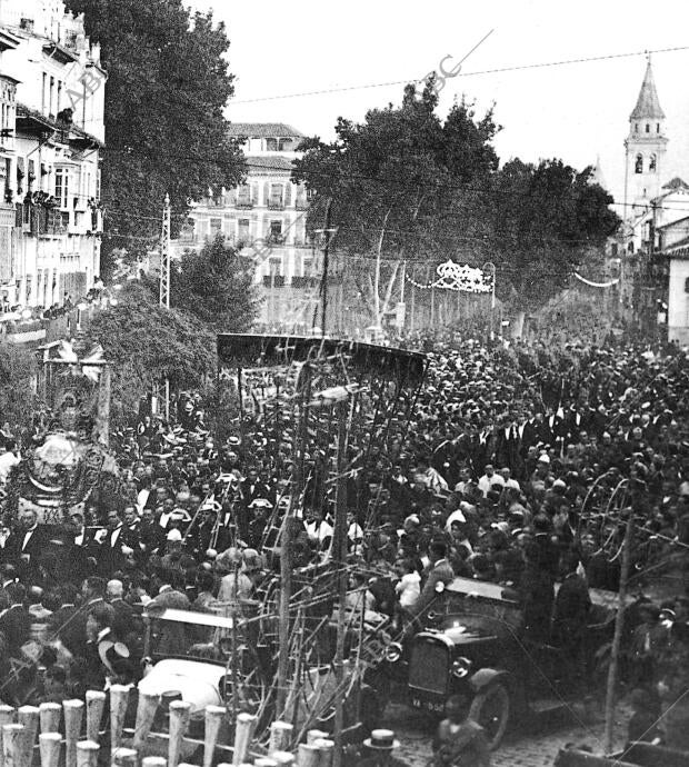 "la procesión de la Vírgen de las Angustias" A su paso por puerta Real