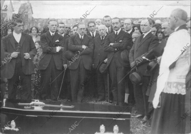 La familia Luca de Tena, en el cementerio de Lasarte, Presidiendo el entierro de...