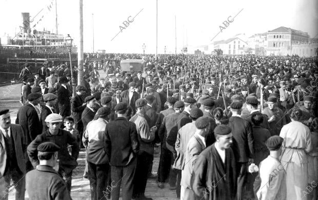 Aspecto de los Muelles A la Llegada de los Vapores que Trajeron de Marruecos A...