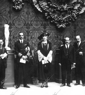 Ss.Mm. Alfonso Xiii (1) y doña victoria Eugenia (2) con el presidente de la...