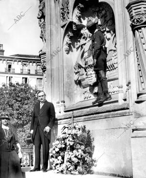 El embajador de los Estados Unidos, Alejandro Moore, Depositando en el monumento...