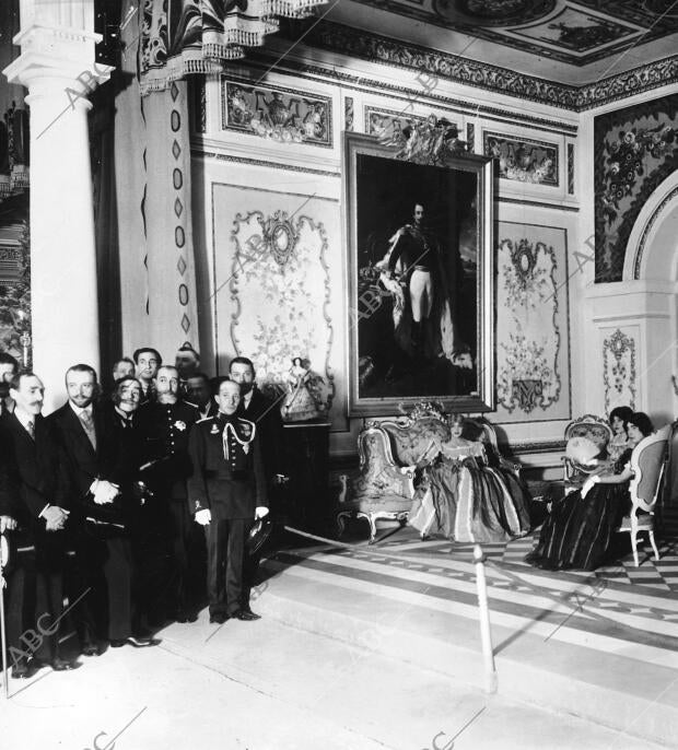 Los delegados del Gobierno Francés acompañados de las autoridades visitando el...