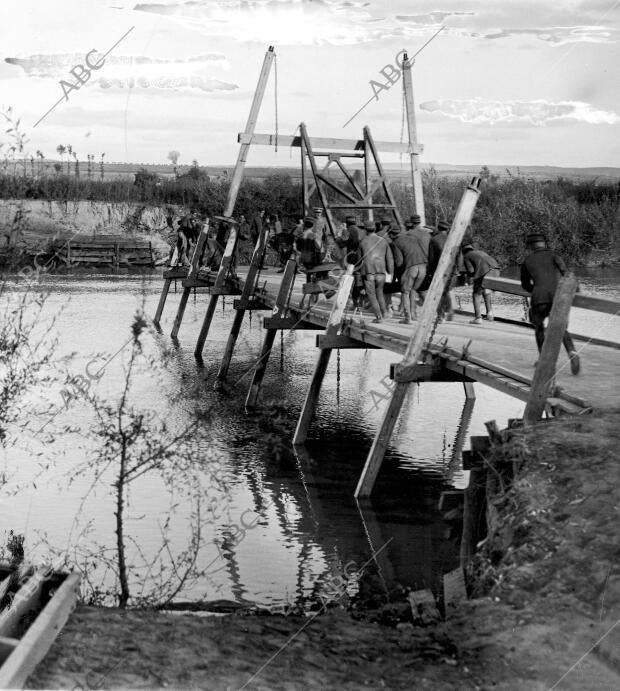 Los Soldados del segundo regimiento de Zaragoza Realizando Prácticas de tendido...