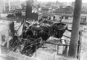 Ruinas de la tintoreria francesa en cuyo incendio originado por la explosión de...