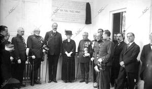 Descubrimiento de una lápida conmemorativa en el Hospital Militar de San...