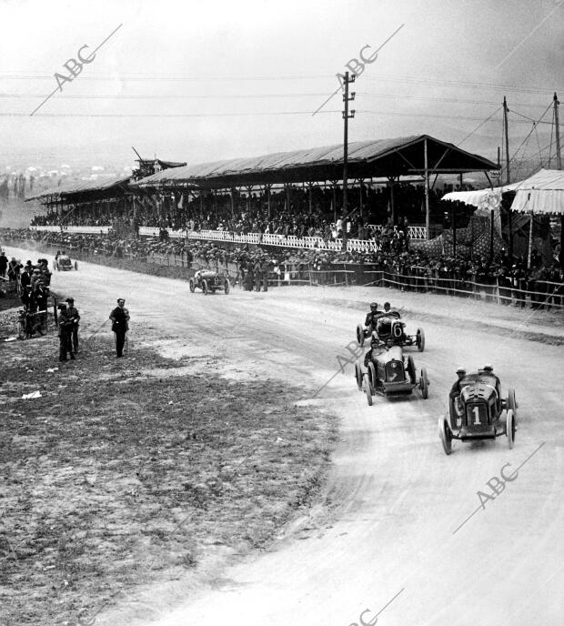 Salida de los coches y aspecto de las tribunas durante la interesante prueba...