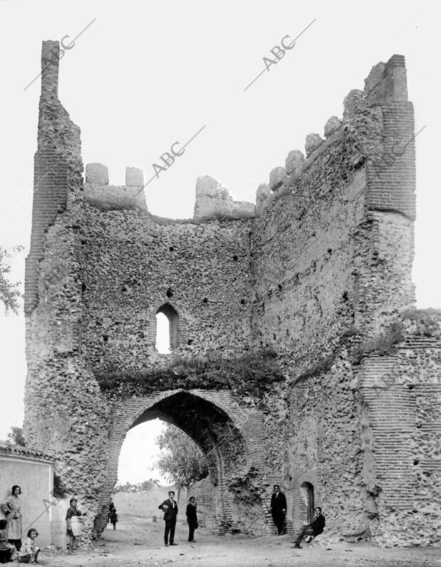 Puerta de Arévalo por donde doña Ana de Austria Salió para Ávila A cumplir en un...