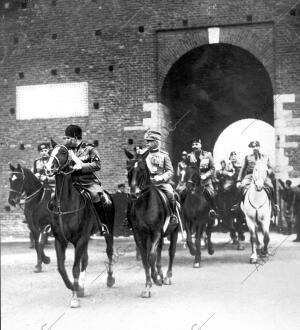 El presidente Mussolini (X), con su estado Mayor, al salir del castillo Sforza...