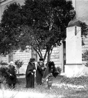 La familia del Malogrado escultor Julio Antonio Depositando Flores ante su Busto