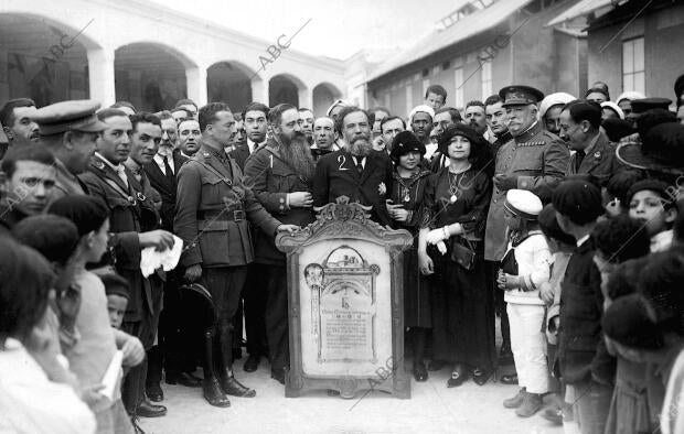 Un homenaje el coronel del cuerpo jurídico Sr. Hidalgo (1) Entregando al...