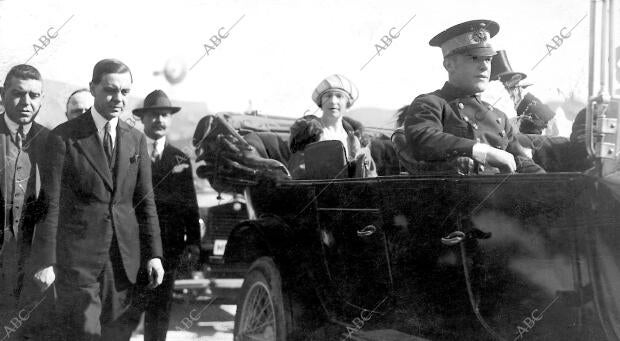 S.M. la Reina doña victoria Saludando al pueblo A su entrada en la Ciudad