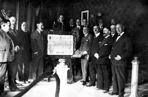 El director del Instituto (1) acompañado del claustro Entregando A su compañero...