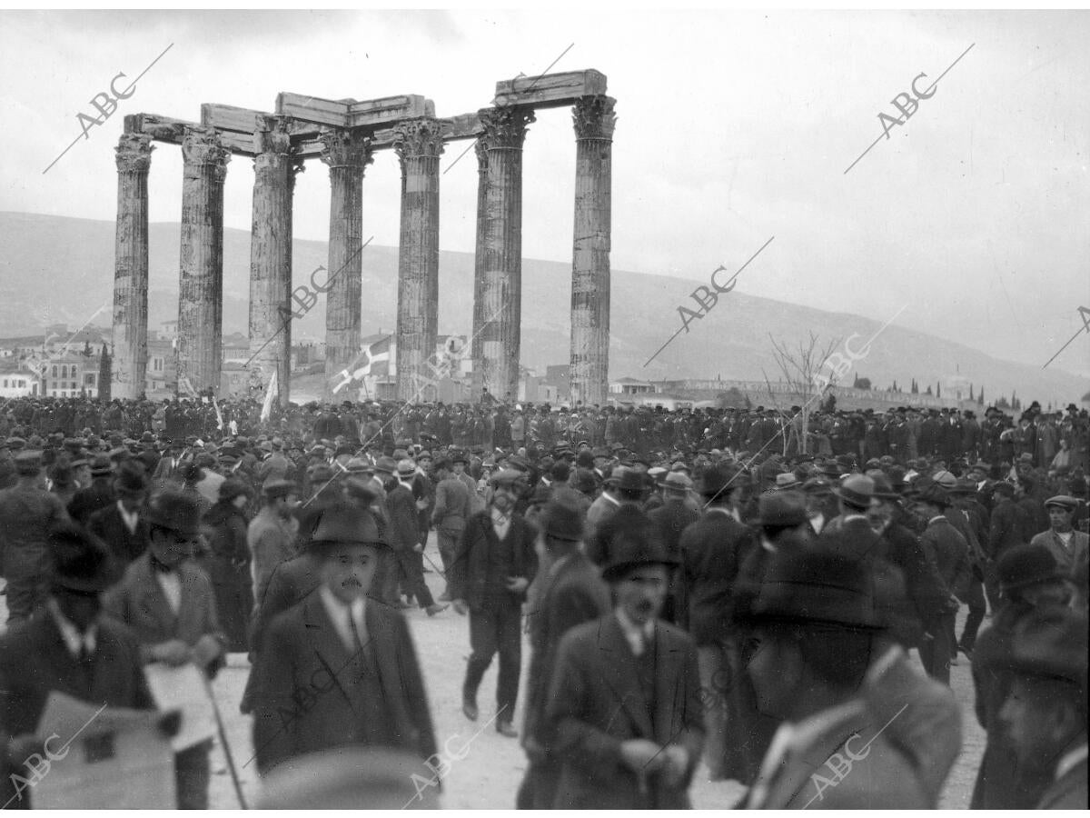 Ante las columnas del templo de Júpiter - Archivo ABC