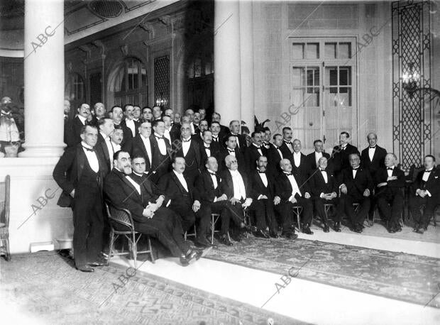 El Consul general de la Republica Argentina en España Sr. Gasche (1) con el...