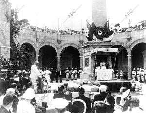 El Conde de Saint Saloy (X) Pronunciando un discurso en el acto inaugural del...