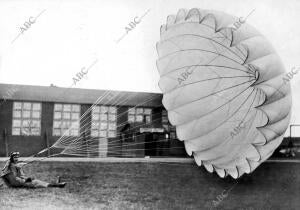 El aviador Dewey, que ha Mejorado el Record del lanzamiento en Paracaidas, se...