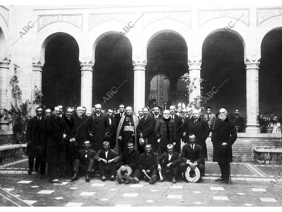 S.A. el infante don Carlos (1) con el Prelado (2), Autoridades y los