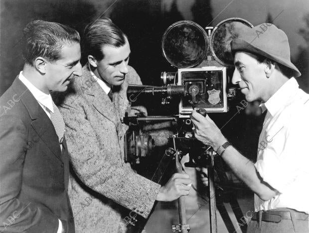 El campeón español de tenis, Manuel Alonso (izquierda), con el campeón...