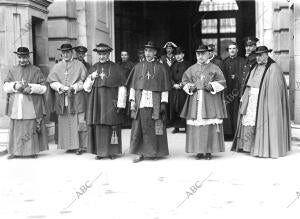 Los Cardenales Arzobispos de Toledo (1) y de Tarragona (2) con los Arzobispos de...