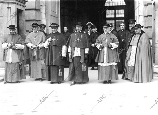 Los Cardenales Arzobispos de Toledo (1) y de Tarragona (2) con los Arzobispos de...