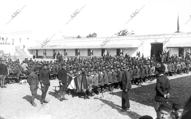 La Patrona de la Infanteria los Soldados del regimiento de Melilla Celebrando la...