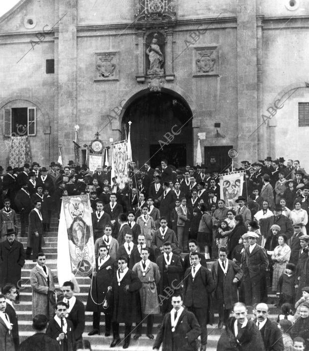 La procesión de las Congregaciones Marianas al salir de la iglesia de los...