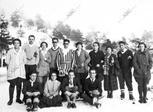 Grupo de patinadores que tomaron parte en el concurso de esquis, celebrado en...