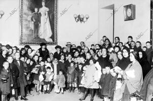 En el salón de Actos del ayuntamiento la marquesa de Torrelaguna (X) con los...