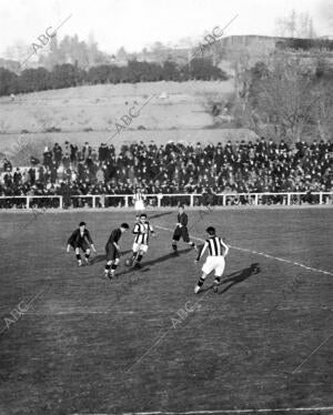 Una jugada en el partido de campeonato entre los Equipos de la Gimnastica...