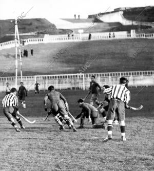 Un momento del partido De "Hockey" jugado ayer tarde para ejercitar al equipo...