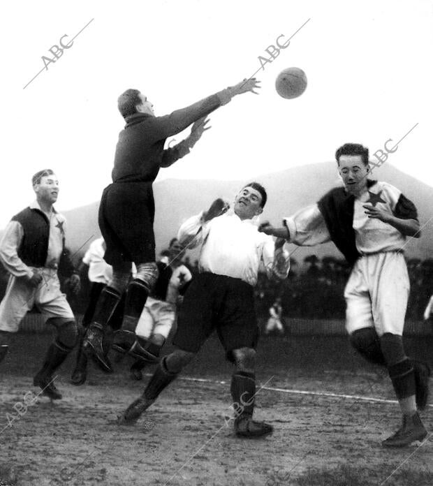 Una jugada en el partido de futbol celebrado entre los Equipos Slavia de Praga y...