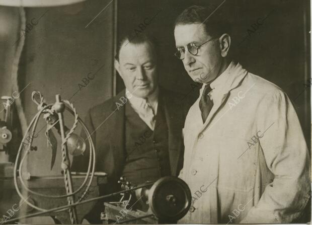 El famoso ingeniero Grindell Matthews, con su ayudante, en el laboratorio