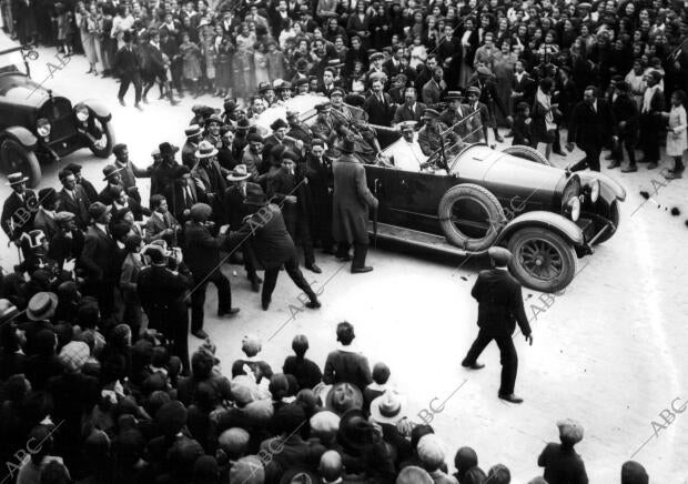 El Píncipe de Asturias don Alfonso de Borbón en un coche Cadillac en la ciudad...