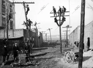 La escuela de Celadores de la Ctne, en Barcelona, en el año 1924, estos...