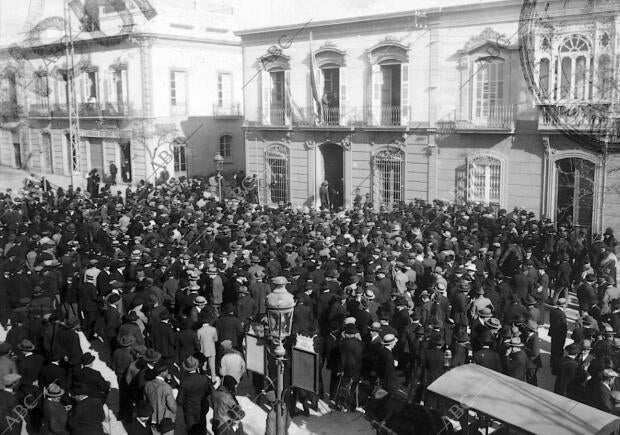 Aspecto que Ofrecían los Alrededores del gobierno civil A la Llegada de la...