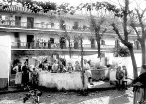 A pie de Página, el corral del Conde, situado en la calle Santiago, hacia 1924