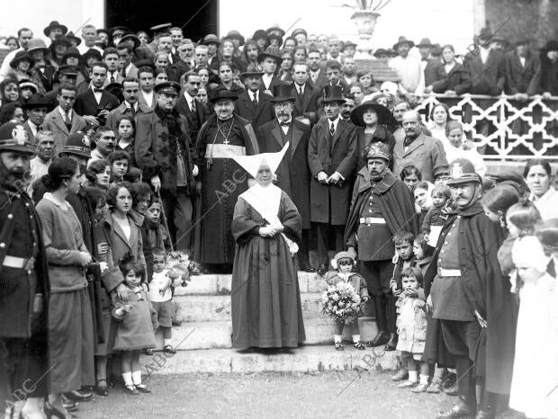 La superiora del hospital civil con las Autoridades e Invitados después de Serle...