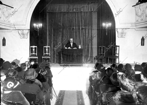 El general primo de Rivera durante su conferencia acerca De "las Mujeres en la...